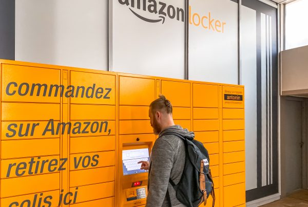 un étudiant en train de récupérer un colis devant un locker