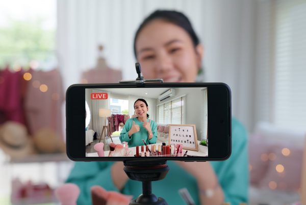 nouveau partenariat d'affiliation permettant aux créateurs de contenu d'intégrer des liens produits Amazon dans leurs vidéos