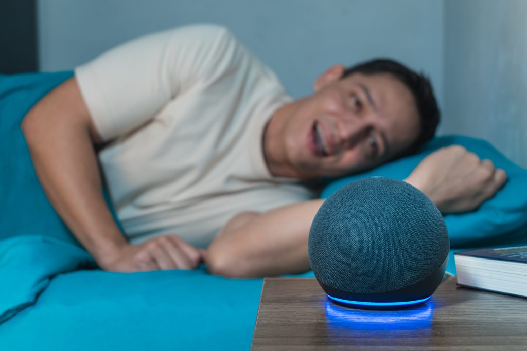 Un appareil Amazon Echo affichant l'interface d'Alexa+, le nouvel assistant IA générative d'Amazon lancé en Italie