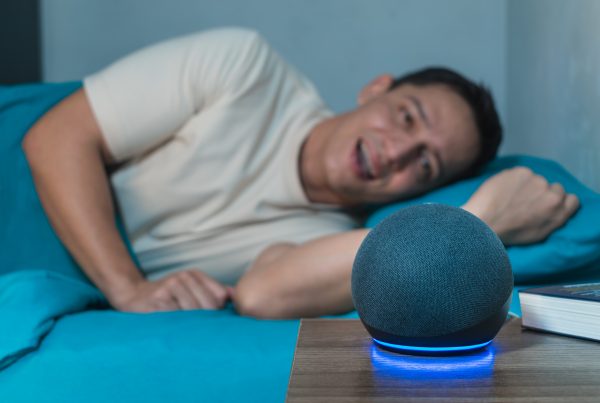 Un appareil Amazon Echo affichant l'interface d'Alexa+, le nouvel assistant IA générative d'Amazon lancé en Italie