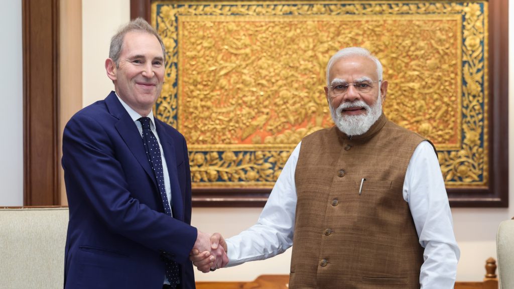 Andy Jassy, PDG d'Amazon, lors de l'annonce d'un investissement de 48 milliards de dollars en Inde aux côtés du Premier ministre Narendra Modi
