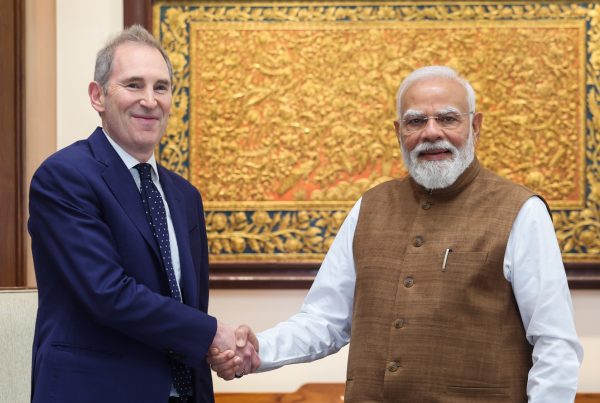 Andy Jassy, PDG d'Amazon, lors de l'annonce d'un investissement de 48 milliards de dollars en Inde aux côtés du Premier ministre Narendra Modi