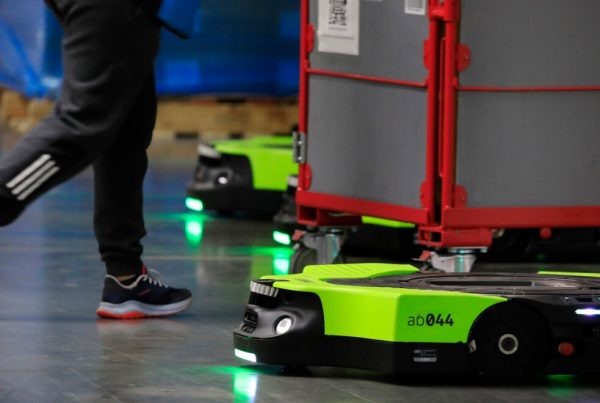Robot autonome Proteus d'Amazon circulant dans un entrepôt logistique européen aux côtés d'employés