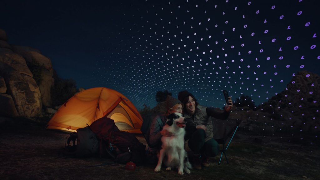 Famille en camping dans la nature utilisant le réseau Amazon Leo, illustrant le projet de connectivité directe aux appareils mobiles soumis à l'approbation de la FCC