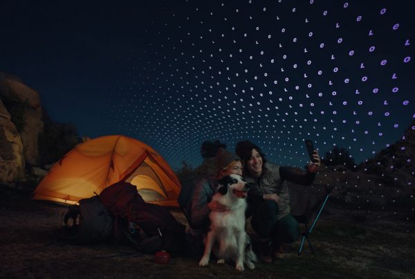 Famille en camping dans la nature utilisant le réseau Amazon Leo, illustrant le projet de connectivité directe aux appareils mobiles soumis à l'approbation de la FCC