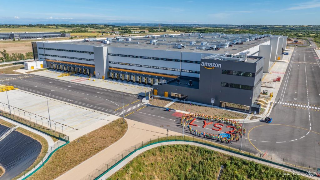 Vue aérienne du centre de distribution Amazon de Colombier-Saugnieu près de Lyon, inauguré en juillet 2026 avec plus de 1 000 emplois en CDI