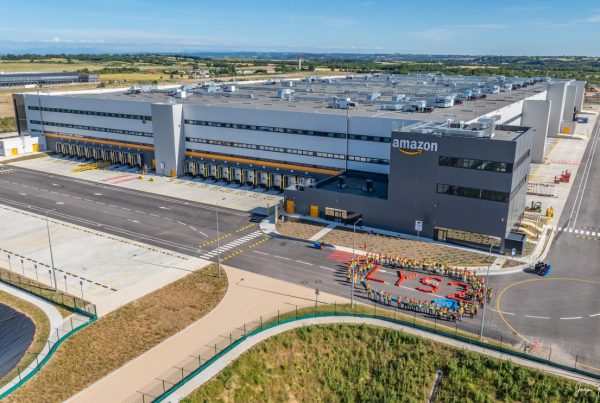 Vue aérienne du centre de distribution Amazon de Colombier-Saugnieu près de Lyon, inauguré en juillet 2026 avec plus de 1 000 emplois en CDI